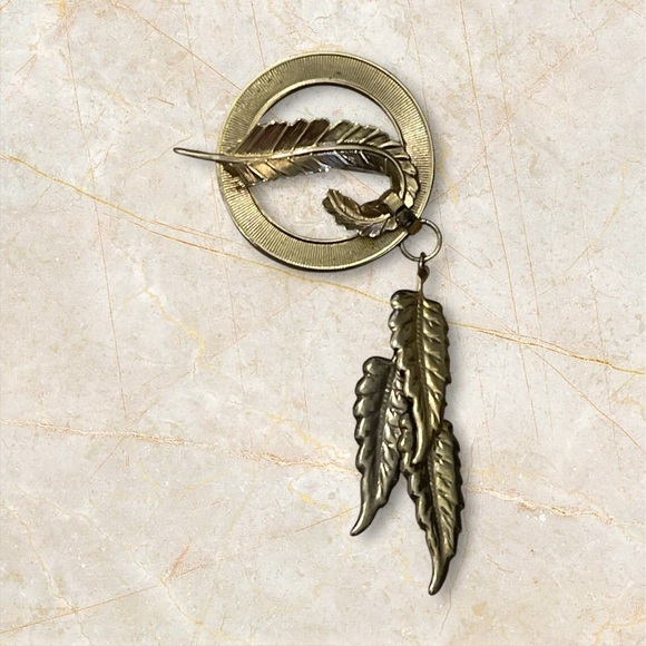Jewelry - Beautiful Gold tone Brooch with Dangling Leaves RARE